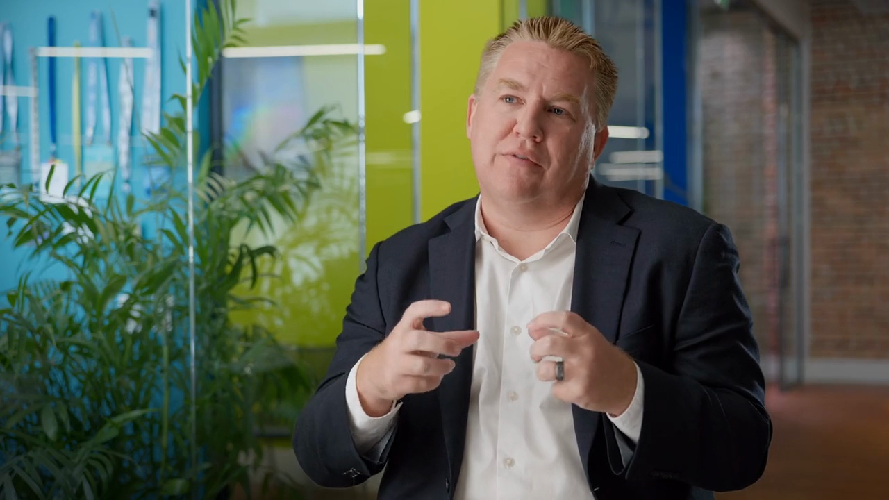 What are the potential complications linked to a hip replacement?