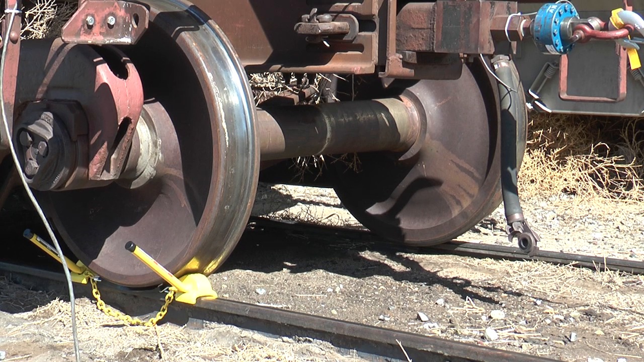 Single Railroad Wheel Chock (Exposed Rail) | Aldon®