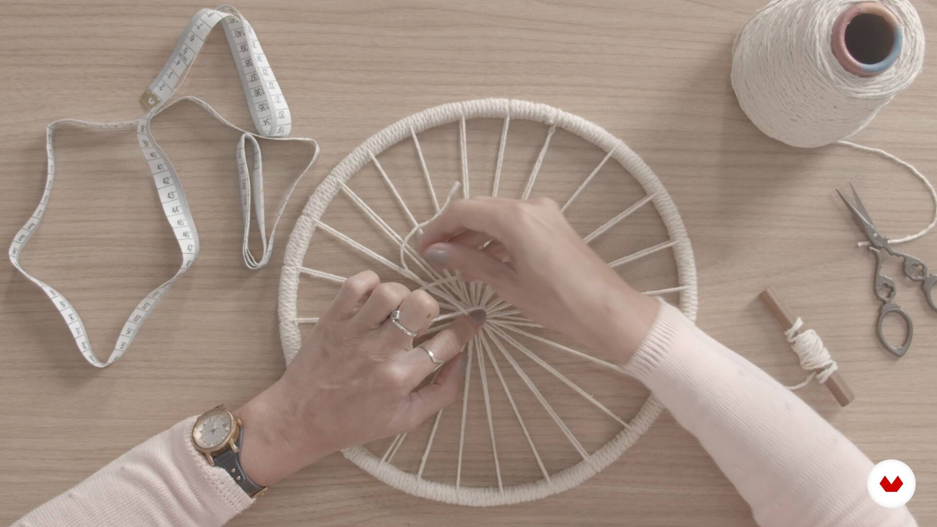 La urdimbre o primer tendido de hilos "Tejido en telar circular