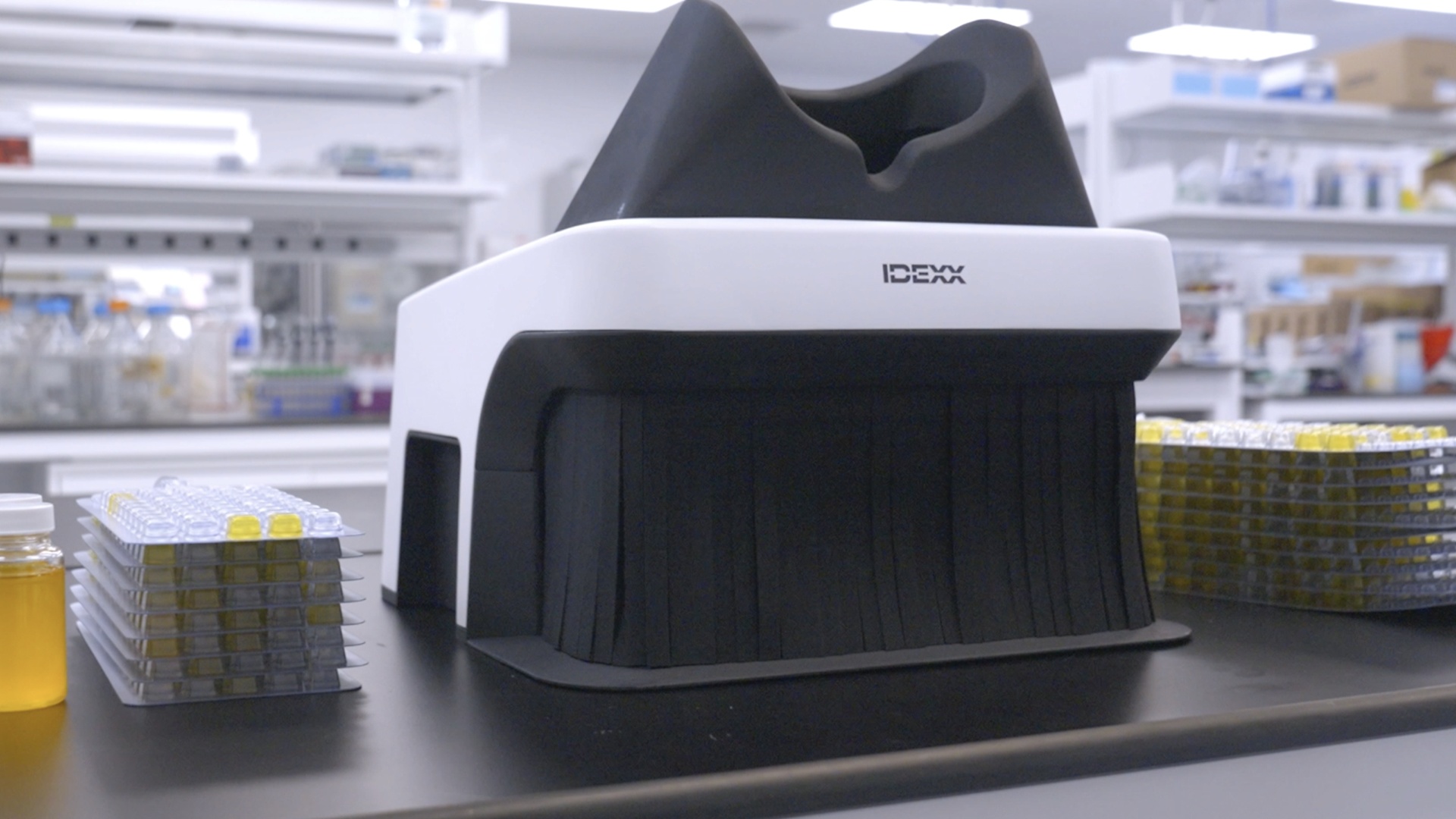 UV Viewer PLUS cabinet. Quickly read fluorescent results - IDEXX