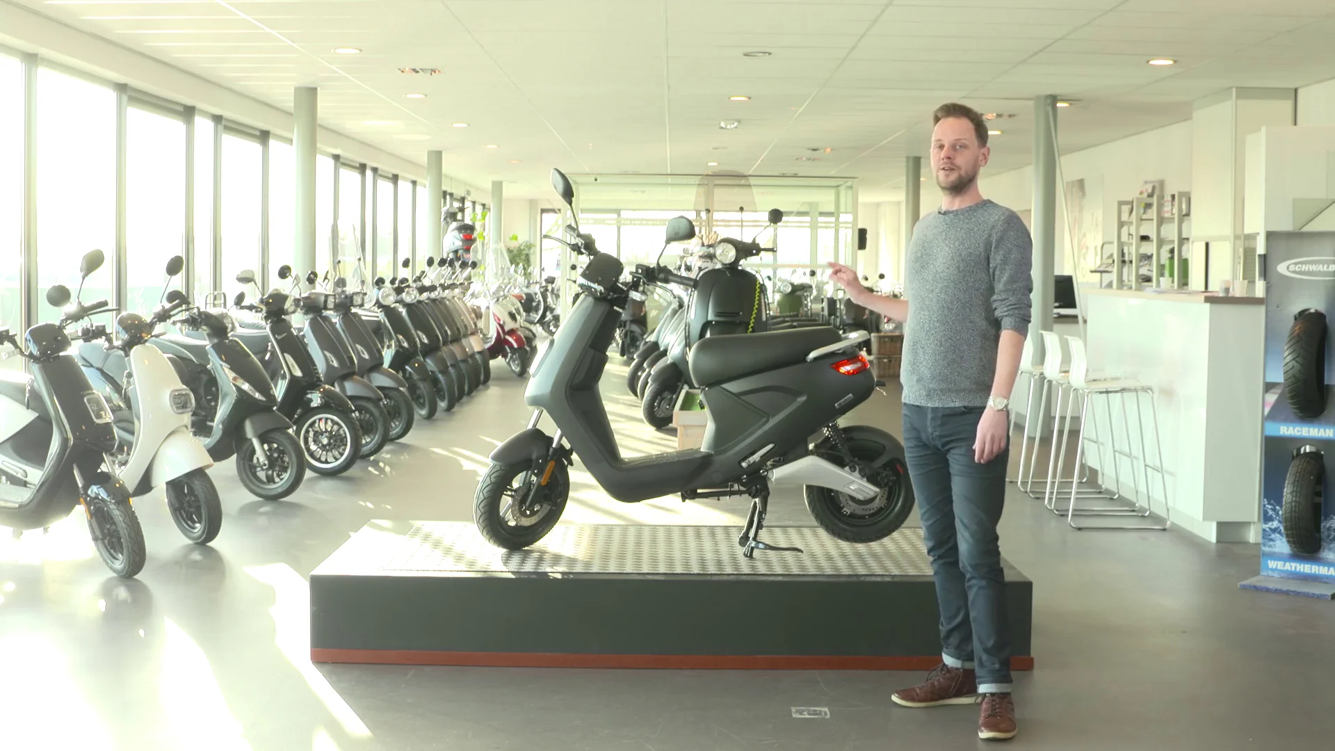 IVA E-GO S4 Zwart Elektrische Scooter | Voordeelscooters.nl