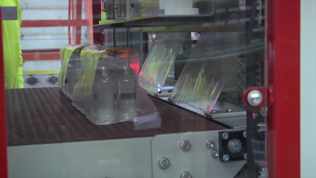 Twin Stream Side Feed Automatic - Wrapping 50 ml Bottles of Spirits (SV252)