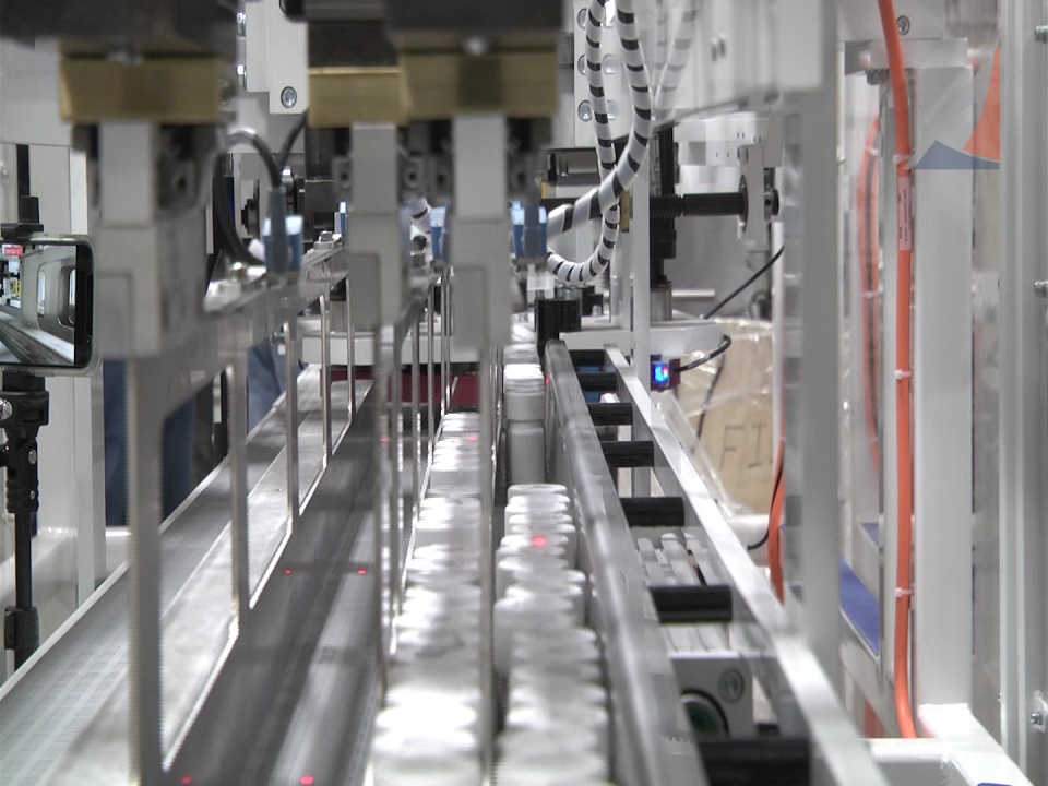 SV369 Side Feed Automatic and Shrink Tunnel - Wrapping Bottles of Medication (45683)