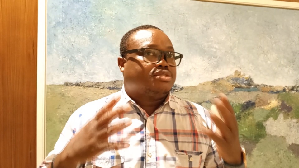 Noël Kokou Tadegnon, journaliste multimédia, pendant son témoignage