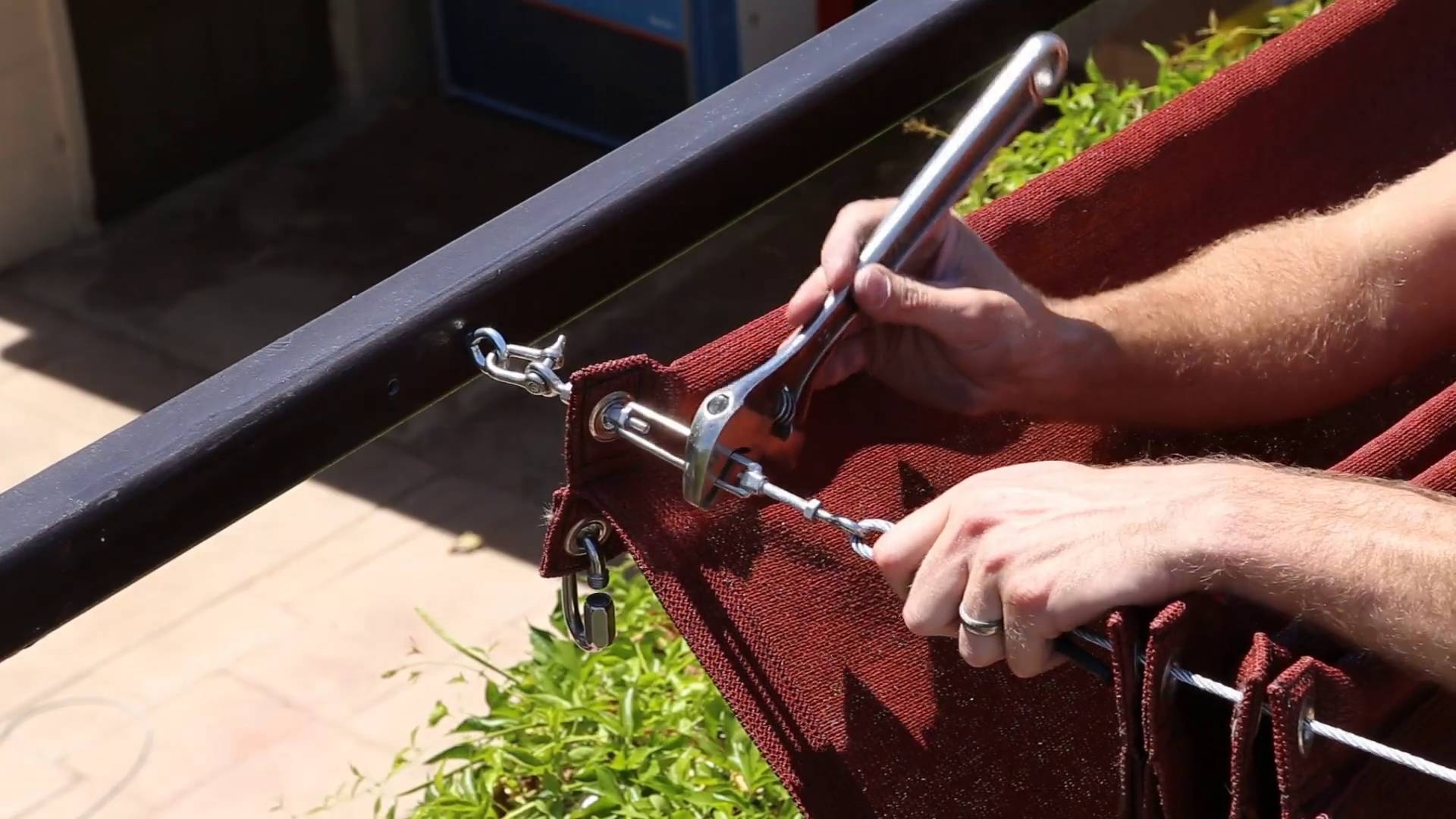 How to Tighten the Turnbuckle on a Roman Shade Tenshon