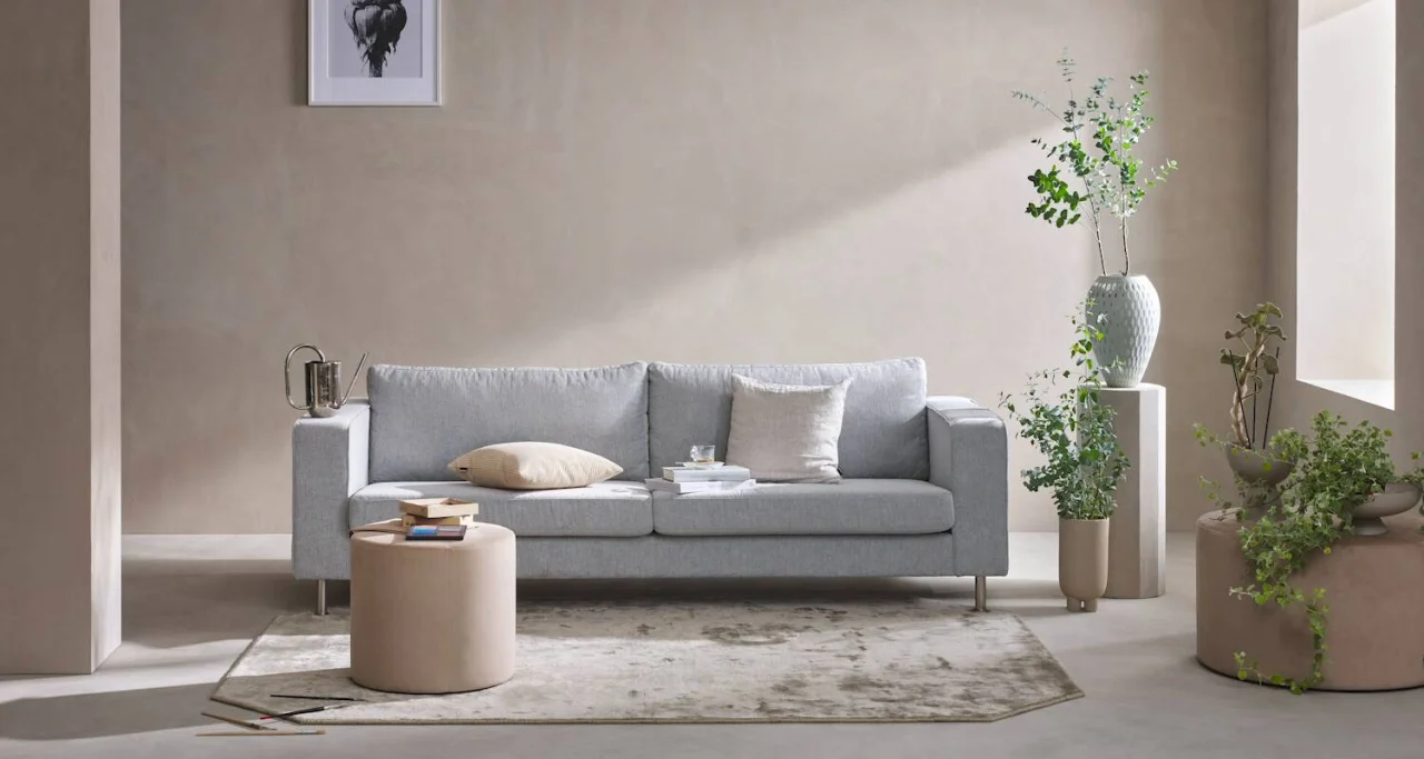 Minimalistische woonkamer met de Indivi hoekbank met lounging unit in beige  Bresso-stof, gecombineerd met karpet Simple in bruin. - BoConcept