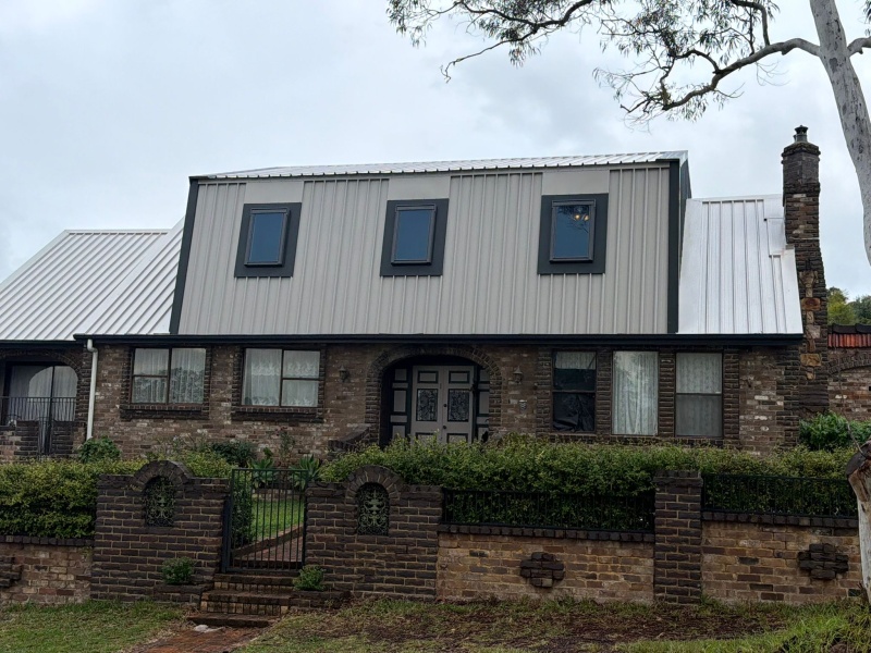 Finished Colorbond roof on brick house