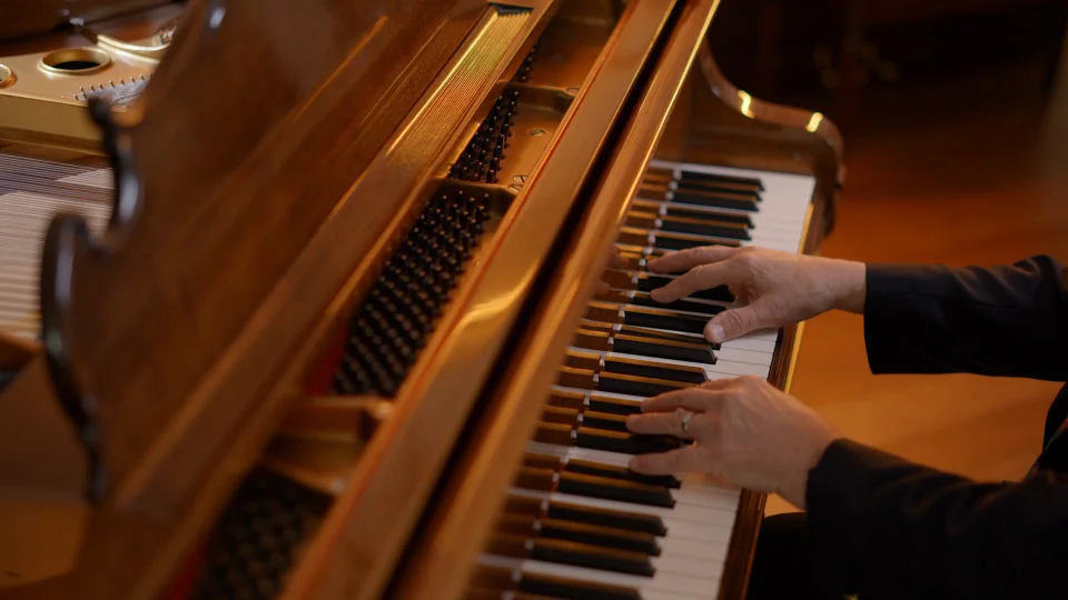 Piano à queue Louis XV noyer