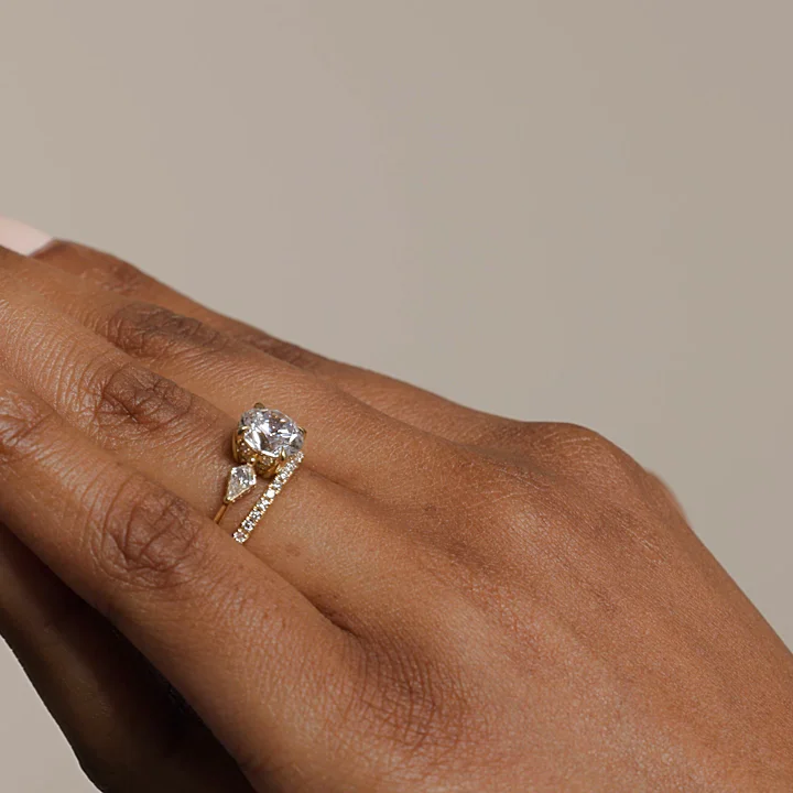 Luxe Cometa Hidden Accent Diamond Ring in Platinum