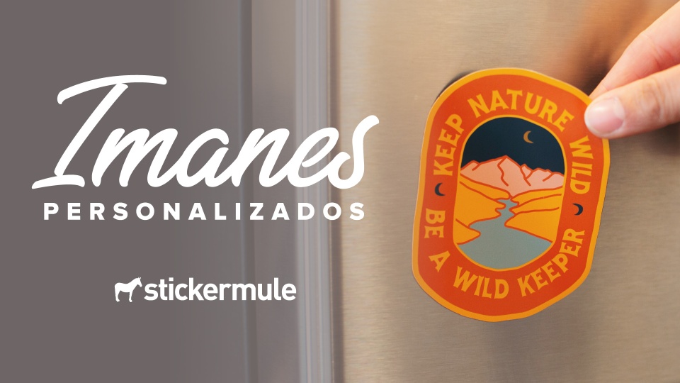 Una mano coloca un imán personalizado de colores en la puerta de una nevera de acero