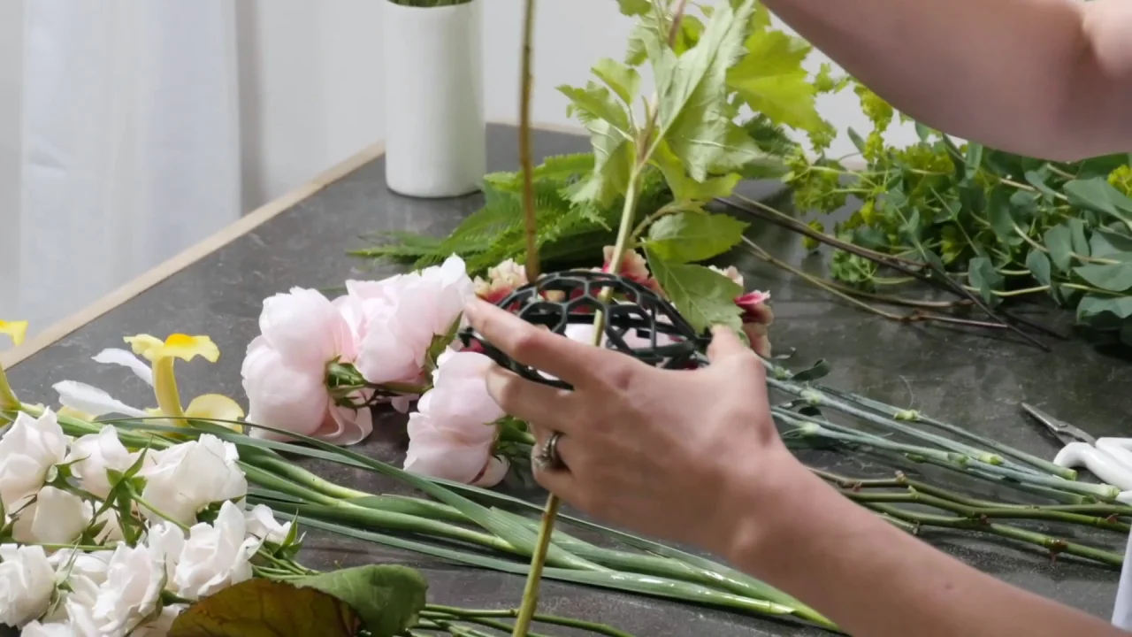 How to make a Chicken Wire Pillow for floral designs 