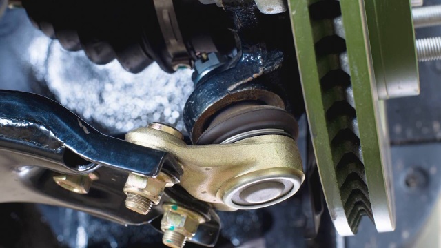 CM-106 Dont Ignore Signs of a Broken Ball Joint