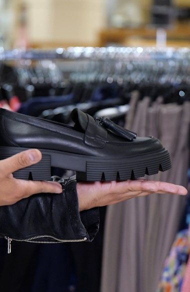 フラットシューズ Stuart Weitzman Nolita Tassel Loafer NOLITA TASSEL LOAFER in BLACK for Women | Stuart Weitzman®