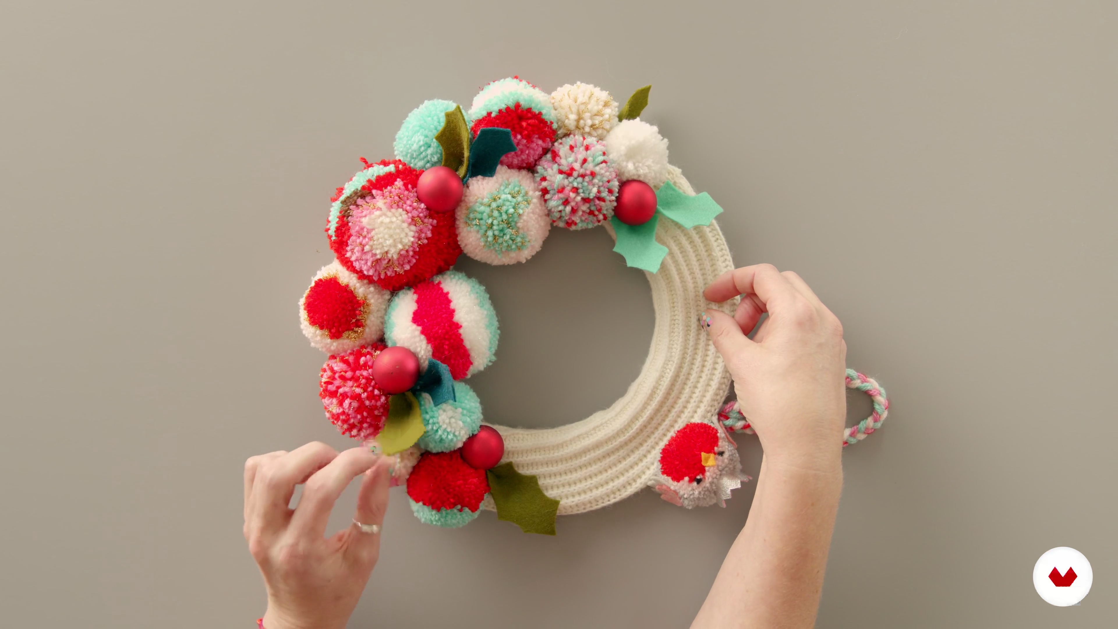 What Pompom Wreath | Design and Creation" (sewyeah) | Domestika