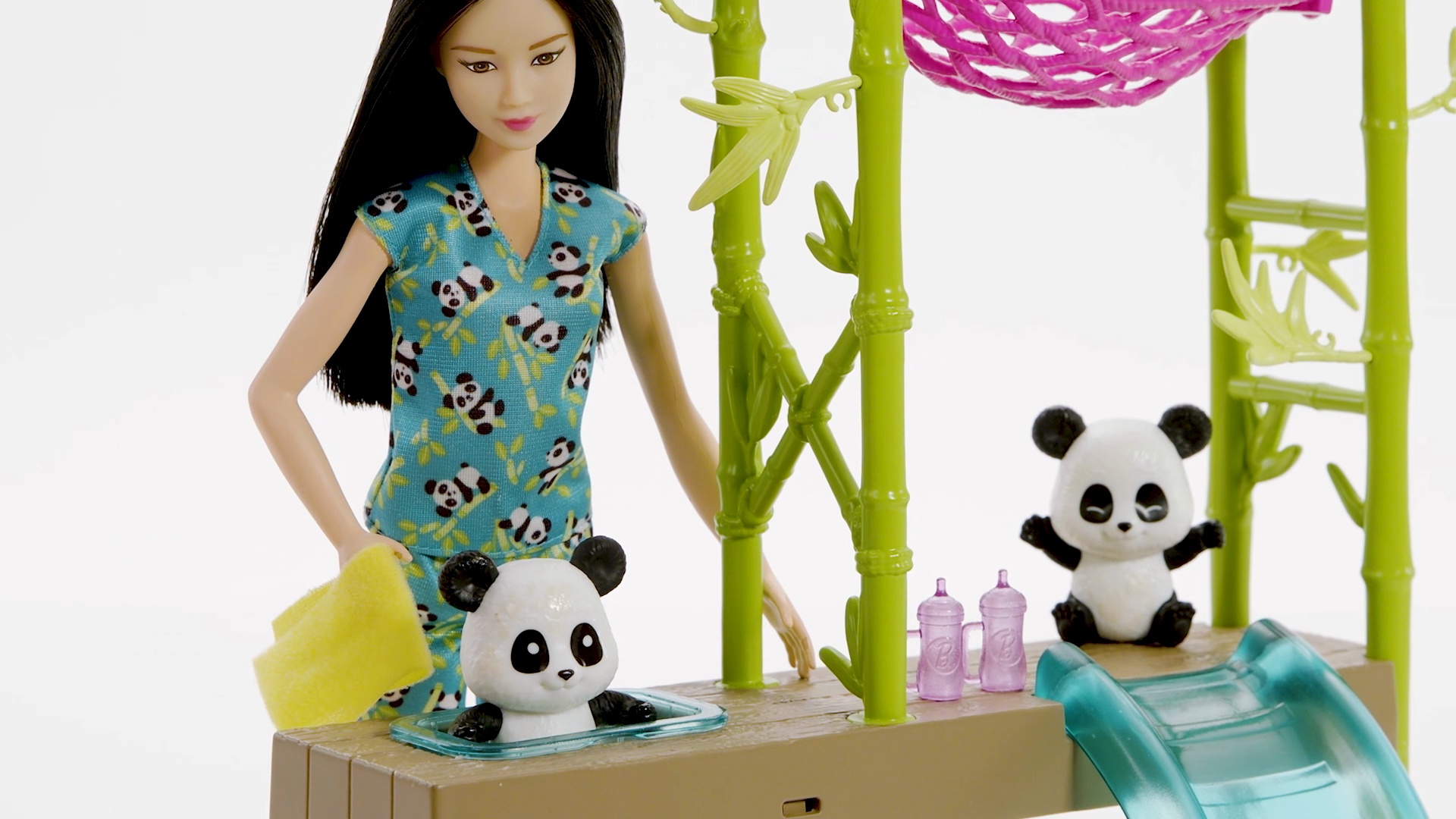 バービー人形とアクセサリー、パンダのケアレスキュープレイセットペット人形、色が変化するパンダ2体と20個以上 バービー バービー人形 Barbie Careers Playset, Baby Panda Care