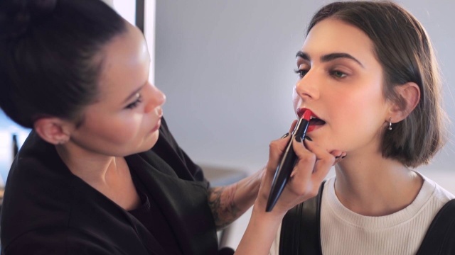 Make up for Ever Rouge Artist Intense Lipstick # 39 (Satin Orange Coral) a  Argentina. CosmoStore Argentina