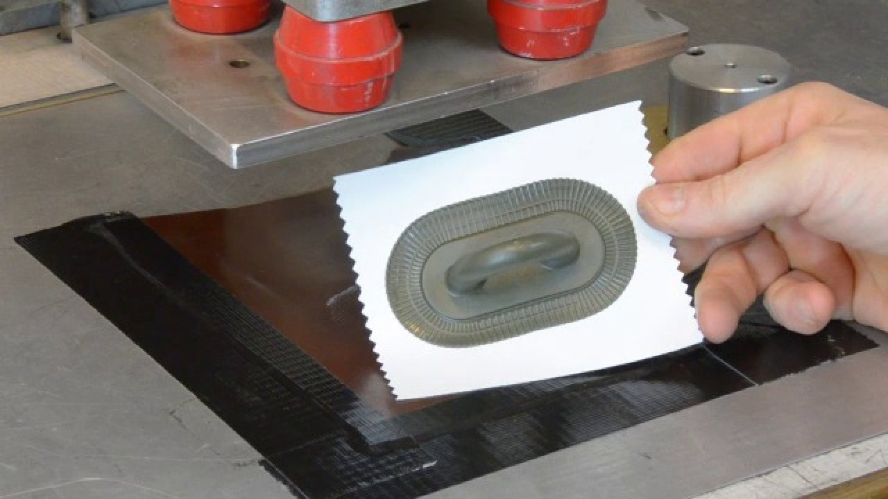 HF welding a plastic cleat to a banner