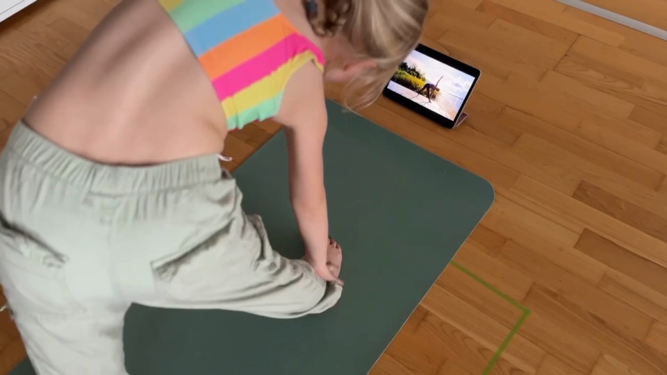 Standbild aus dem Video KIDSYOGA+ in 30 Sekunden