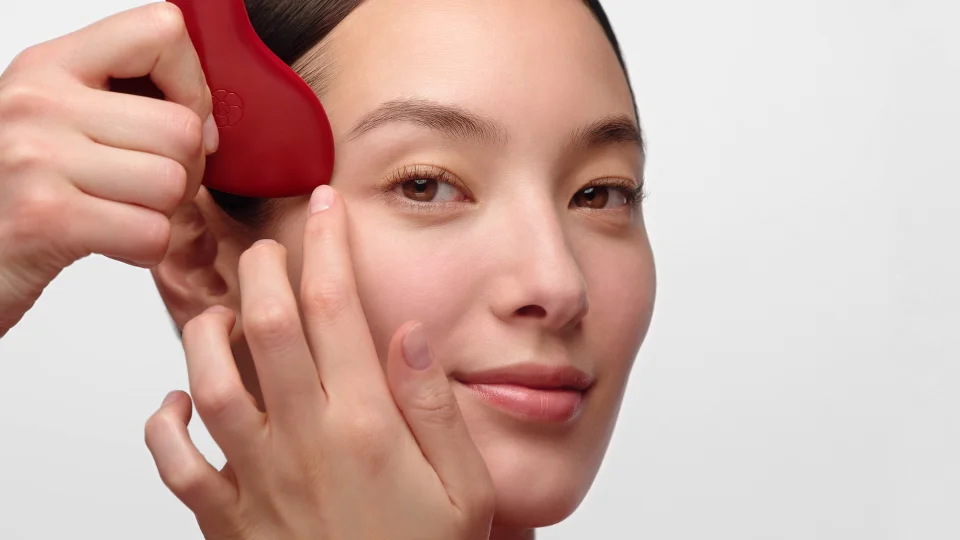 CHANEL N°1 DE CHANEL MASSAGE ACCESSORY Strengthens – Stimulates