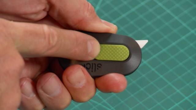 Auto-Retractable Slim Cutter