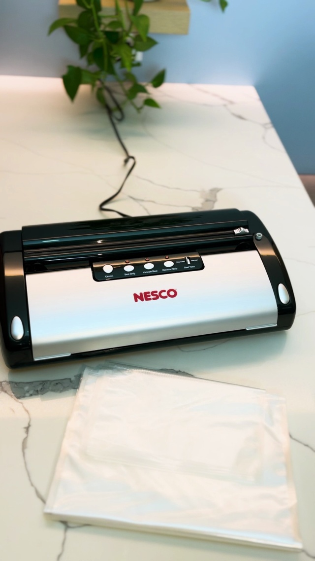 Nesco Commercial-Grade Vacuum Sealer and Bag Refill Packs