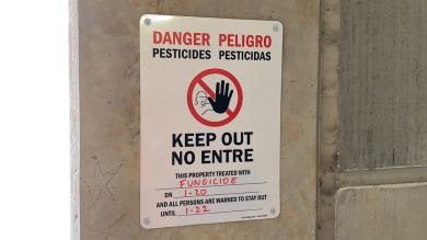 Bilingual Pesticides, Keep Out No Entre Sign
