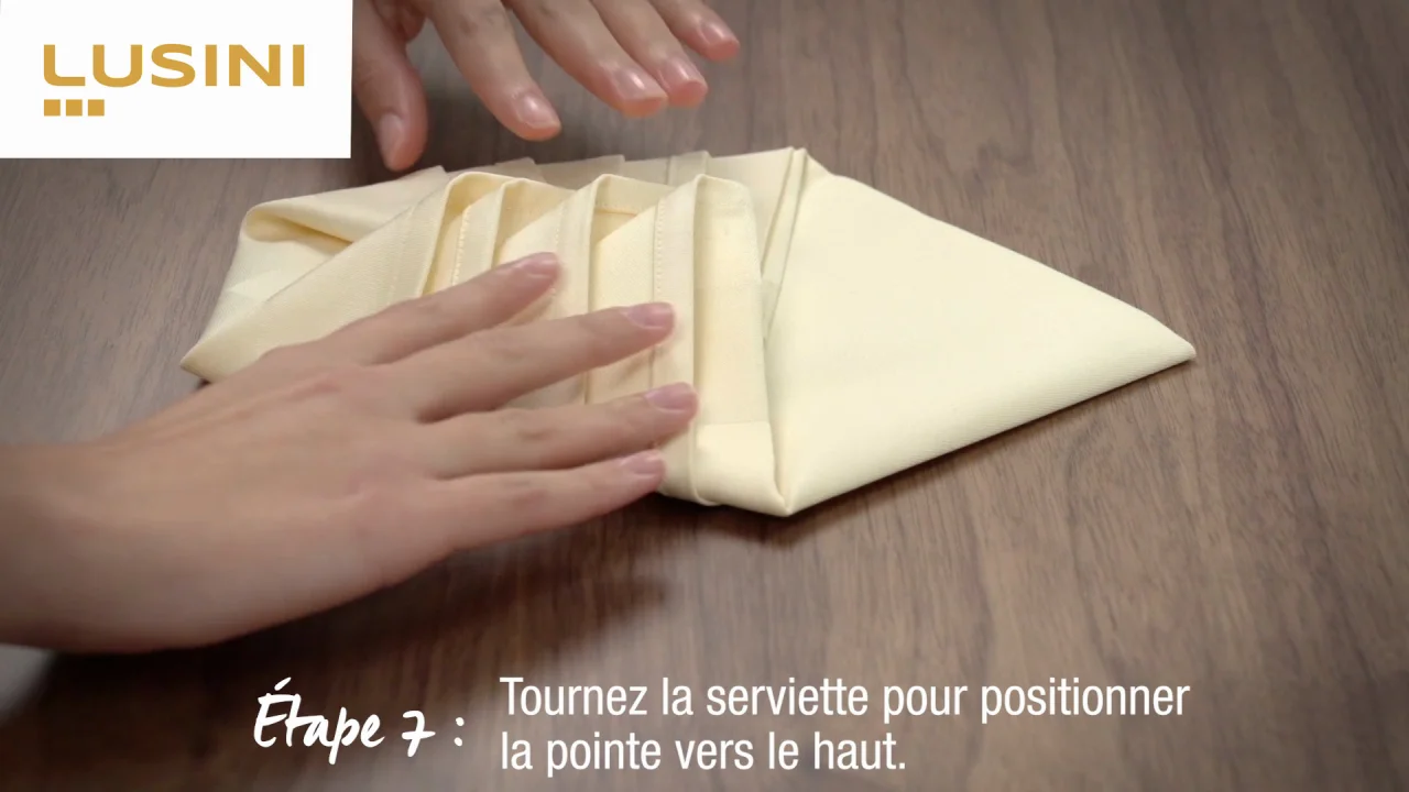 Pliage de serviette de table en forme de sapin de Noël, plier une serviette  de table en papier, réaliser un sapin de noel en papier,pliage de serviette  de table en papier en