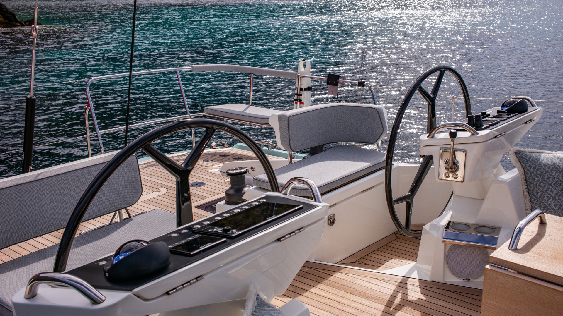 Helm station pedestals